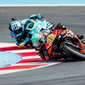 Brad Binder holte beim sechzehnten Lauf der MotoGP 2025 in Misano deutlich auf und belegte den 10. Platz, wodurch er Punkte für Red Bull KTM Factory Racing sammelte.
