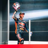 Der Red Bull KTM Tech3-Fahrer kämpfte sich auf den 3. Platz vor und holte sich am Circuit de Barcelona-Catalunya sein erstes Podium in diesem Jahr, Pedro Acosta von Red Bull KTM Factory fährt auf den 4. Platz. 