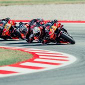 Der Spanier, der Italiener und der Südafrikaner lieferten sich auf dem Circuit de Barcelona-Catalunya einen knappen und spannenden Dreikampf, bei dem sie mit ihren KTM RC16 die Plätze 4, 5 und 6 belegten, getrennt durch zwei Zehntelsekunden an der Ziellinie.