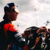 Der Sieg beim japanischen Sprint ging an Pedro Acosta vom Red Bull KTM Factory Racing Team, der beim siebzehnten MotoGP-Rennen am Samstag auf dem Mobility Resort Motegi bei sengender Hitze den 3. Platz belegte. 
