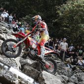 Manuel Lettenbichler vom Red Bull KTM Factory Racing Team hat bei der FIM Hard Enduro-Weltmeisterschaft 2025 erneut eine außergewöhnliche Leistung gezeigt und beim Abestone Hard Enduro in Italien den zweiten Platz belegt.