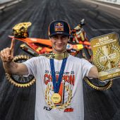 Simon Längenfelder hat die FIM MX2-Motocross-Weltmeisterschaft 2025 gewonnen, nachdem er beim Grand Prix von Australien und dem letzten Rennen der Saison, den 2. Platz belegt hatte.