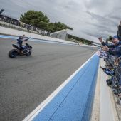 Das Yamalube YART Yamaha EWC Official Team mit Marvin Fritz, Karel Hanika und Jason O’Halloran wurde zum FIM-Langstreckenweltmeister 2025 gekrönt, nachdem es beim Titelkampf Bol d’Or in einem der dramatischsten Höhepunkte einer Meisterschaft aller Zeiten den zweiten Platz belegte.