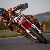 Mit beeindruckender Dominanz schloss der 16-jährige Niederösterreicher Christoph Steiner (#281) die Supermoto-Austria-Saison auf seiner Heimstrecke am Wachauring in Melk ab.