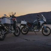 Die Multistrada V4 Rally ist der ideale Begleiter für Langstreckenreisende – dank ihres 30-Liter-Tanks, des adaptiven DSS-EVO-Fahrwerks mit längeren Federwegen, des hohen Komforts für Fahrer und Sozius sowie der Fähigkeit, jedes Terrain zu meistern.