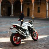 Der neue Ducati V2-Motor mit IVT-Steuerung bietet überragende Performance und rekordverdächtige Wartungsintervalle (45.000 km) – er verbindet Kraft mit leichtem Handling.