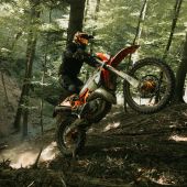 Manuel Lettenbichler ist auf dem besten Weg seinen fünften Enduro-Weltmeistertitel zu holen – sein favorisiertes Bike ist daher keine Überraschung: Die KTM 300 EXC HARDENDURO!
