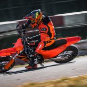 Die KTM 450 SMR, KTMs konkurrenzlose Supermoto für den Rennsport, präsentiert sich für 2026 mit gezielten Optimierungen und neuem Design. Die Zeit läuft bereits.