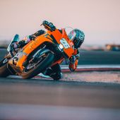 KTMs Supersport-orientiertes Aushängeschild ist bereit, das Adrenalin auf der Straße zu steigern – und die Rundenzeiten auf Trackdays und Rennstrecken zu senken.