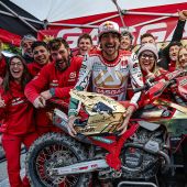 Was für ein Saisonfinale! Andrea Verona vom GASGAS Factory Racing Team hat beim letzten Lauf der FIM EnduroGP-Weltmeisterschaft 2025 in Deutschland einen souveränen Sieg errungen und sich damit den Weltmeistertitel in der Enduro2-Klasse gesichert. 