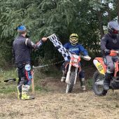 Am Samstag, den 4.10.2025 fand bei bestem Motorradwetter das traditionelle 3h-Enduro im Senninger Lager nahe Stockerau statt. 94 Fahrer konnten sich in bewährt unkomplizierter Art und Weise gegeneinander messen. Hier die Ergebnisse ohne wenn und aber!