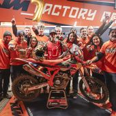 Josep Garcia vom Red Bull KTM Factory Racing Team hat seinen EnduroGP-Titel erfolgreich verteidigt und die FIM EnduroGP-Weltmeisterschaft 2025 mit einer souveränen Leistung beim siebten und letzten Lauf in Zschopau, Deutschland, für sich entschieden.