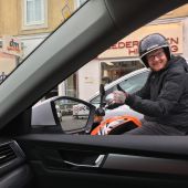 In Österreich steht eine wesentliche Änderung der Straßenverkehrsordnung bevor. Ab 2026 sollen E-Mopeds nicht mehr auf Radwegen fahren dürfen, sondern ausschließlich auf der Straße. Der Gesetzgeber reagiert damit auf Sicherheitsbedenken, da viele der Fahrzeuge deutlich schneller als erlaubt unterwegs sind und mit ihrem Gewicht von bis zu 80 Kilogramm ein erhöhtes Unfallrisiko darstellen. Künftig werden sie rechtlich als Kraftfahrzeuge eingestuft, was auch neue Anforderungen an Führerschein und Haftpflichtve