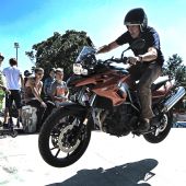 Motorradfahren ist Ausdruck von Freiheit, Leidenschaft und technischer Faszination. Doch wie jedes Fahrzeug ist auch ein Bike den alltäglichen Belastungen auf der Straße ausgesetzt – von Abnutzung bis hin zu unvorhergesehenen Schäden. Wer die Lebensdauer seines Motorrads verlängern möchte, sollte sich intensiv mit Ersatzteilen und Komponenten auseinandersetzen. Hier ein leidenschaftlicher Bericht als Anregung, um die Freiheit auch technisch sicherer zu gestalten.