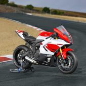 Yamahas beliebter Mittelklasse-Supersportler, die R7, präsentiert sich 2026 auf einem neuen Niveau und bietet ein noch raffinierteres, vertrauenerweckenderes Fahrerlebnis.