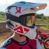Auf der EICMA 2025 präsentiert Acerbis seinen neuen Offroad-Helm Airstrike-C, der von Grund auf vom Acerbis-Forschungs- und Entwicklungsteam, Testern und Fahrern entwickelt wurde. 