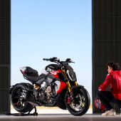 Auf der EICMA 2025 feiert die Diavel V4 RS ihr Debüt als das Ducati-Serienmotorrad mit der schnellsten Beschleunigung. 