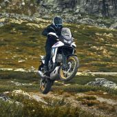 Die Honda XL750 Transalp 2026 betritt die Bühne der EICMA und ist exklusiv mit dem innovativen elektronischen Steuerungssystem E-Clutch ausgestattet.