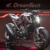 Honda präsentiert auf der Mailänder Messe 2025 den Prototyp V3R 900 E-Compressor, eine Konzentration von Innovationen, die den Beginn einer neuen Ära für den „Golden Wing”-Hersteller markiert.