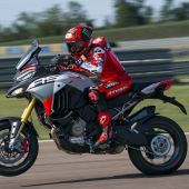 Auf der EICMA 2025 wird Ducati auch die neue Multistrada V4 RS vorstellen, eine sportlichere Version, die sich durch ihre brandneue Lackierung abhebt.