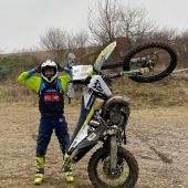 Red Bull Romaniacs: Wenn die Midlife-Crisis zuschlägt – oder warum es Thomas als Amateur immer ganz genau wissen will.