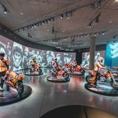 Zum Jahresbeginn 2026 wird die KTM Motohall wieder zur Bühne der internationalen KTM Racing Heroes. Hier treffen Fans auf ihre Helden, erleben exklusive Momente und tauchen ein in die Welt des Motorsports. Motorsportler, die man sonst nur im Fernsehen erlebt, geben sich die Klinke in die Hand – und als Besucher ist man mittendrin.