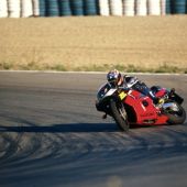 Als ich in meiner wilden Zeit in Jerez diesen Drift für ein Foto gefahren bin, war mir nicht bewusst, dass es auch ein Morgen gibt. Heute weiß ich: Es ist gut ausgegangen – damals, viele Male danach und bis heute. Dafür bin ich dankbar.