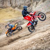 Vom kompletten Einsteiger bis zum Hard-Experten, von Big Enduro bis Hard Enduro und MX - Joe Lechner bietet ein echt breites Spektrum an Fahrmöglichkeiten.