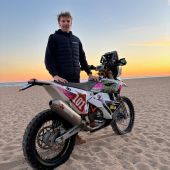 Kurz vor dem Start der Rally Dakar 2025 spricht der 25-jährige deutsche Rallyefahrer Maxi Schek im Interview mit Manuel Schad (SWT Sports) offen über seinen Weg in den Motorsport, seine Vorbereitung, die enormen Kosten und die mentalen sowie technischen Herausforderungen der härtesten Rally der Welt.