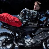Mit einem Auftritt, der eher an ein Kunstprojekt als an ein Rennmotorrad erinnert, präsentiert Fabio Quartararo seine Yamaha R9 in einem spektakulären Winter-Outfit.