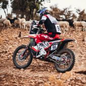 Eine extrem harte Etappe und ein Navigationsfehler machte Tobias heute zu schaffen - trotzdem stabil durch die 2. Etappe.