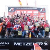 2025 wird als eines der bedeutendsten Jahre in der Geschichte des österreichischen Supermoto-Sports in Erinnerung bleiben. Lukas Höllbacher krönt eine außergewöhnliche Saison mit dem Gewinn des FIM S1GP-Weltmeistertitels und führt Österreich erstmals zum Sieg beim SuperMoto of Nations. 