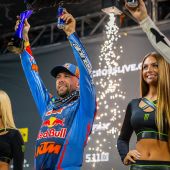Eli Tomac vom Red Bull KTM Factory Racing Team setzte seinen beeindruckenden Start in der AMA Supercross-Meisterschaft 2026 fort, belegte nach der dritten Runde im Angel Stadium in Anaheim, Kalifornien, den dritten Platz und behauptete seine Führung in der 450SX-Wertung.