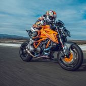 KTM startet ins Modelljahr 2026 mit der bislang umfassendsten Naked-Baureihe und liefert rohe Performance für jeden Fahrer – von leichter urbaner Agilität bis hin zur vollen Schlagkraft der Hyper-Nakeds.