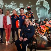 Vor begeisterten Gästen enthüllte der spanische MotoGP™-Pilot des Red Bull KTM Factory Racing Teams sein Moto2™-Weltmeisterbike aus der Saison 2023 in der Heroes-Ebene des KTM Museums.