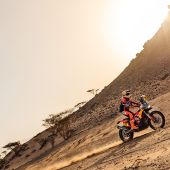 Luciano Benavides vom Red Bull KTM Factory Racing Team hat auf der 12. Etappe der Rallye Dakar 2026 eine starke Leistung gezeigt und als Zweitschnellster das Ziel erreicht.