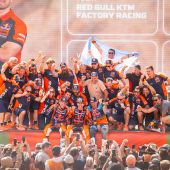 Benavides holt den unglaublichen Gesamtsieg, Canet den Etappensieg und der verletzte Sanders holt unter Schmerzen den 5. Gesamtrang - eine außergewöhnliche Dakar-Saison, die von Durchhaltevermögen, Überzeugung und unermüdlicher Entschlossenheit des Red Bull KTM Teams geprägt war.