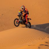 Luciano Benavides vom Red Bull KTM Factory Racing Team hat mit seinem Sieg in der achten Etappe seinen zweiten Sieg in Folge bei der Rallye Dakar 2026 errungen.