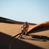 Daniel Sanders vom Red Bull KTM Factory Racing Team belegte beim neunten Etappensieg der Rallye Dakar 2026 den zweiten Platz und übernahm damit wieder die Führung in der Gesamtwertung.