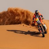 Daniel Sanders vom Red Bull KTM Factory Racing Team hat seine Gesamtführung in der Gesamtwertung der Rallye Dakar 2026 behauptet, nachdem er auf der langen sechsten Etappe des Rennens mit einer hervorragenden Leistung den dritten Platz belegt hat.