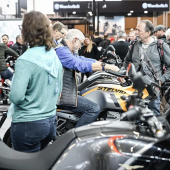 Das Wichtigste Motorradevent des Jahres bringt alles auf die Strecke, was zwei Räder und Leidenschaft verbindet – vom wendigen City-Scooter über leistungsstarke E-Mobilität bis hin zum kompromisslosen Superbike, vom urbanen Pendler bis zum puren Adrenalin-Junkie.