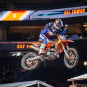 Eli Tomac und Red Bull KTM Factory Racing kehrten beim sechsten Lauf in Seattle auf die oberste Stufe des AMA-Supercross-Podiums zurück, da der zweifache 450SX-Champion unter schwierigen Bedingungen im Lumen Field seinen dritten Sieg in der Saison 2026 einfuhr.