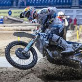 Der Husqvarna Factory Racing-Fahrer holt in Serbien die maximale Punktzahl und ist unschlagbar.