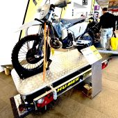 Der kompakte HUMER Motorradanhänger. Praktisch, wertig, fair kalkuliert – und aktuell ein echtes Schnäppchen für Fahrer, die ihr Bike unkompliziert und sicher transportieren wollen.