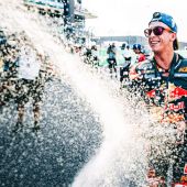 Pedro Acosta und Red Bull KTM Factory Racing gewannen den ersten Sprint der MotoGP-Saison 2026 nach einem spannenden 13-Runden-Rennen in Thailand.