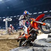 Manuel Lettenbichler vom Red Bull KTM Factory Racing Team kehrte beim fünften Lauf der FIM SuperEnduro-Weltmeisterschaft 2026 in Serbien zurück und zeigte eine konstante Leistung, die ihm den sechsten Platz in der Prestige-Klasse einbrachte.
