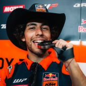 Enea Bastianini fährt ein hervorragendes Rennen und überquert die Ziellinie als Vierter, wird aber auf den dritten Platz vorgerückt, nachdem Pedro Acosta von Red Bull KTM Factory Racing eine Strafe wegen zu hohen Reifendrucks erhalten hat.