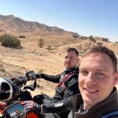 Gelungener Start für das niederösterreichische Team bei der Kini Oasis Rallye 2026: Gleich am ersten Wertungstag setzen Fabian Rabo und Lukas Misch ein deutliches sportliches Ausrufezeichen in der Motorradwertung. Matthias Walkner leise auf Platz unterwegs.