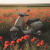 Draußen wird die Natur jetzt endlich wieder grün und bunt – ein verlässliches Signal, um auch die Vespa-Saison 2026 ganz offiziell zu starten.