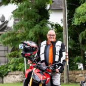 Mittlerweile versteht es sich von selbst: Die Tradition der Biker-Fahrt mit Intendant Wolfgang Böck zu den Schloss-Spielen Kobersdorf wird jede Saison gelebt und zählt bei einer Vielzahl von Bikern zu den Höhepunkten des „Motorsommers“.